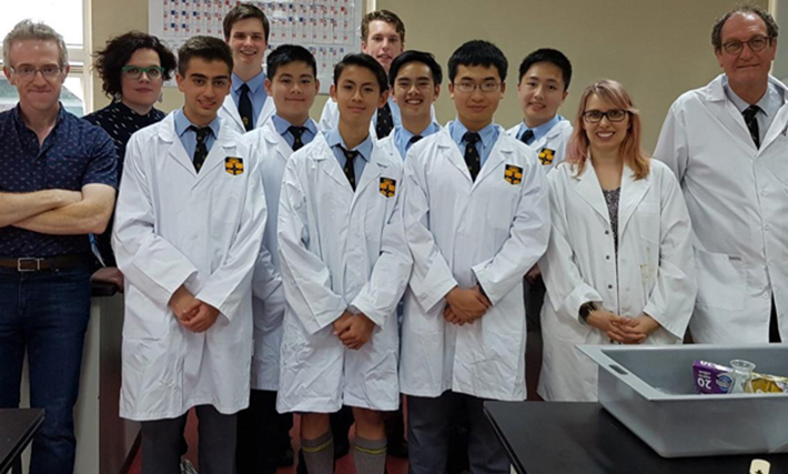 Estudantes recriam remédio capaz de salvar vidas no combate à AIDS por apenas 2 dólares