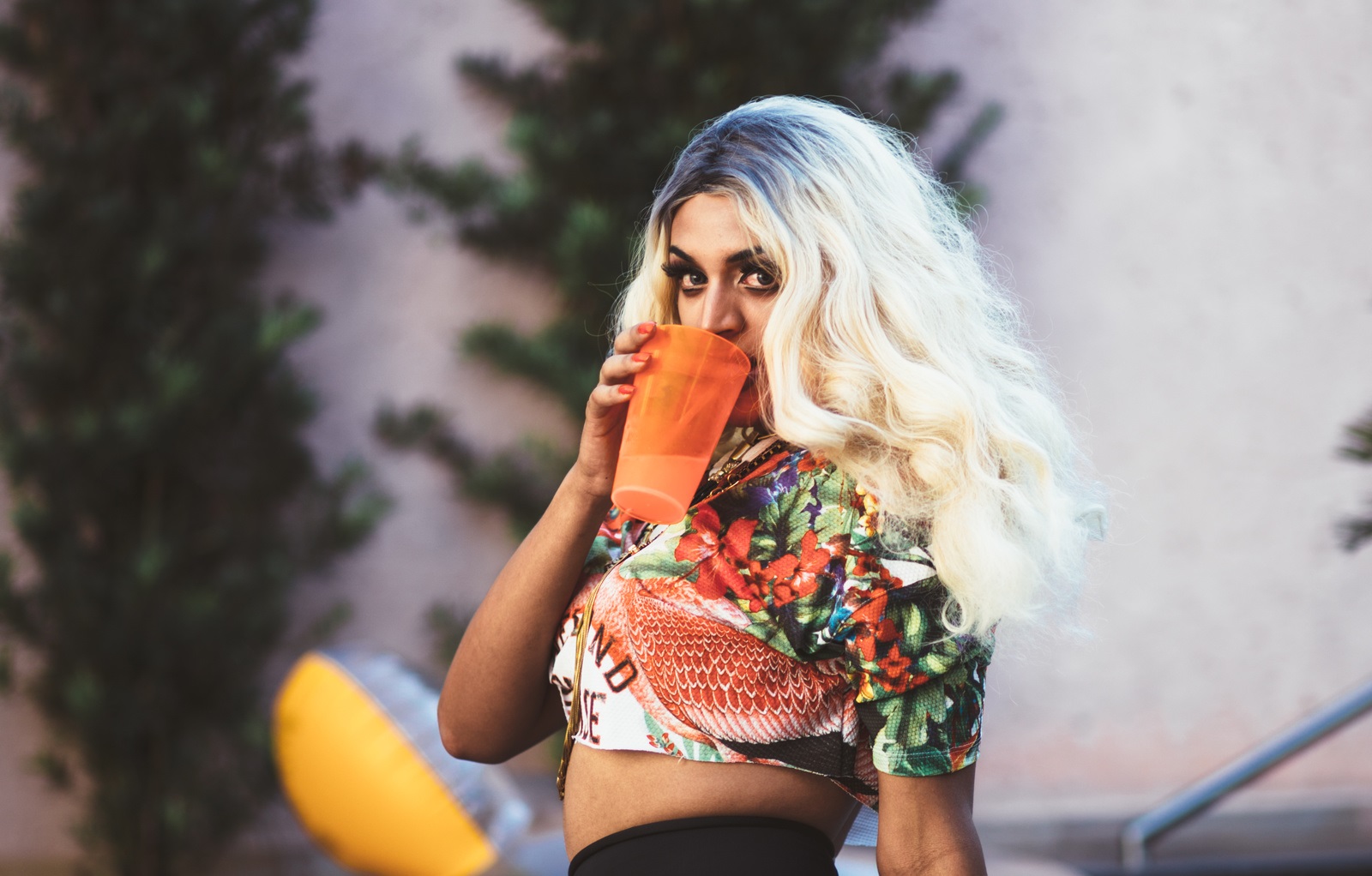 Culpa do open bar?! Pabllo Vittar tem peruca arrancada durante show; veja vídeo