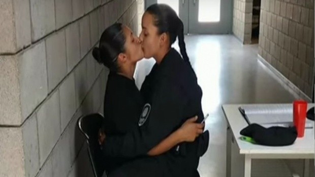  Aspirantes de polícia são expulsas após foto de beijo na boca viralizar na web
