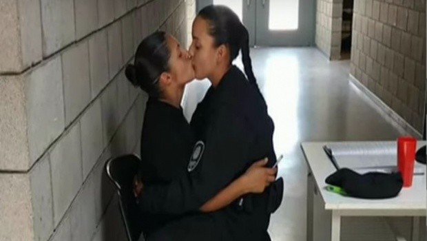 Aspirantes de polícia são expulsas após foto de beijo na boca viralizar na web