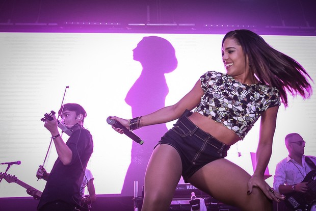 Tays Reis, vocalista da Vingadora.
