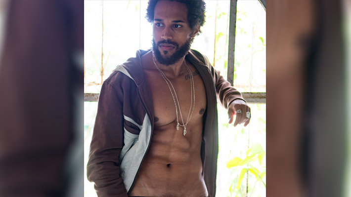 Magia do dia! William Cipriano mostra todo o poder da sua melanina em ensaio sensual