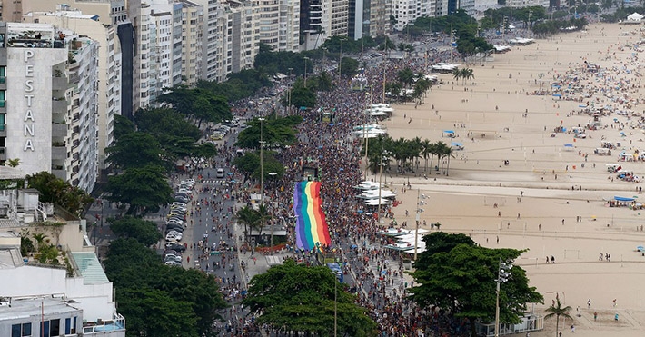  RJ: 21ª Parada LGBT arrasta mais de 600 mil pessoas para a Orla de Copacabana