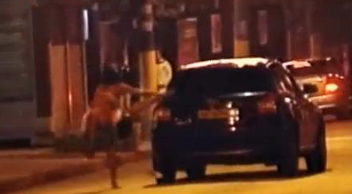 Homem agride e arrasta travesti pelo carro após negar a pagar por programa