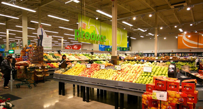 Casal gay é vítima de homofobia por parte de funcionária de mercado após beijo na bochecha