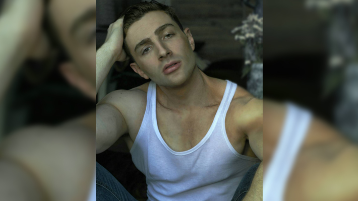 Gay assumido, cantor Yann promete ser a nova aposta do pop nacional