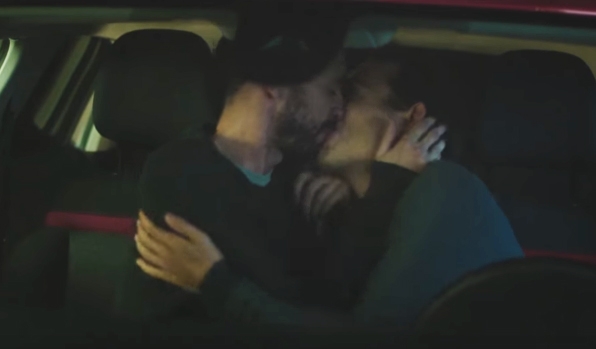  Casal gay aparece fazendo pegação dentro de carro em comercial da Citröen