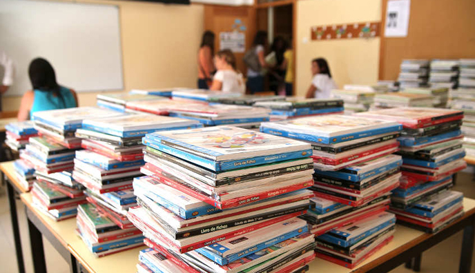 RO: Prefeitura manda arrancar páginas de livros escolares sobre homossexuais