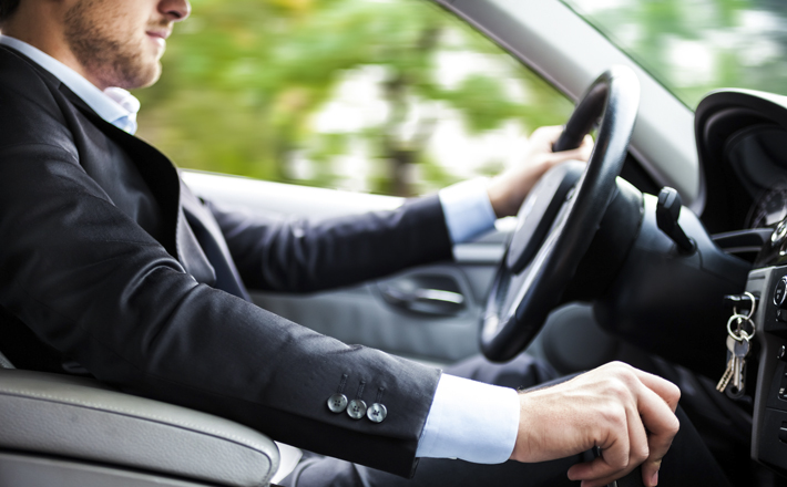 Motorista do Uber oferece pegação no carro em app gay: “Muita descrição e segurança”