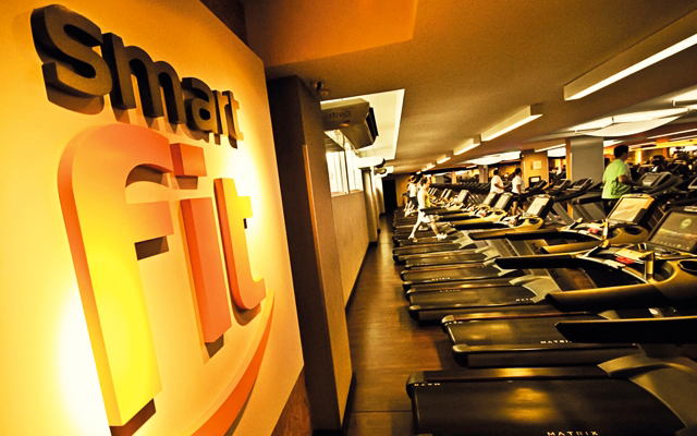 Smart Fit passa a cancelar plano de usuários que são flagrados fazendo pegação no banheiro