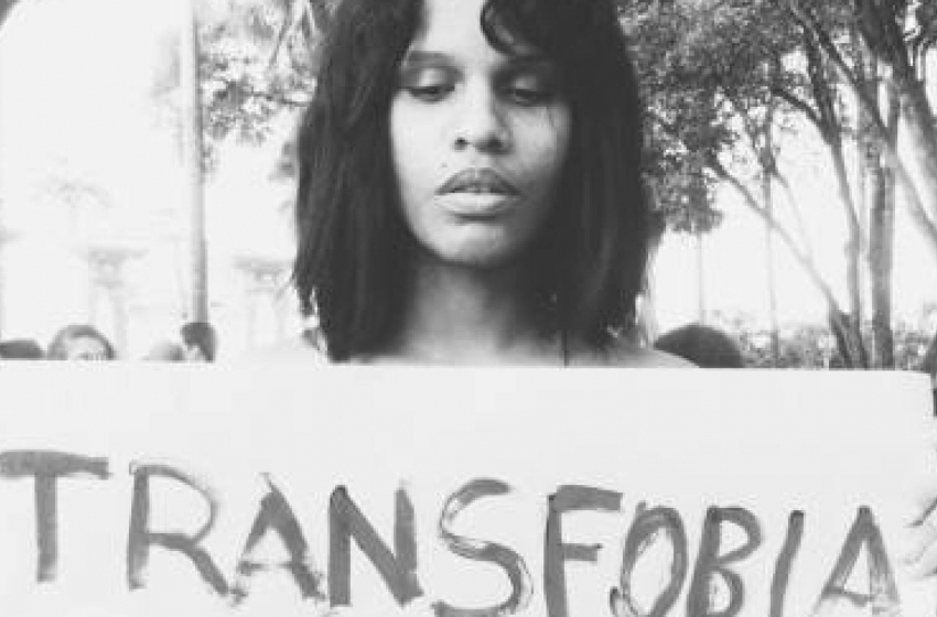  Mulher trans é presa e torturada por policiais por usar roupas femininas