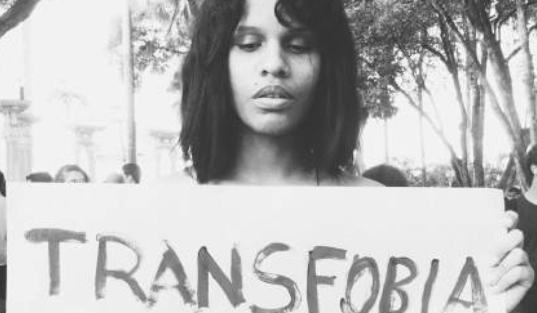 Mulher trans é presa e torturada por policiais por usar roupas femininas