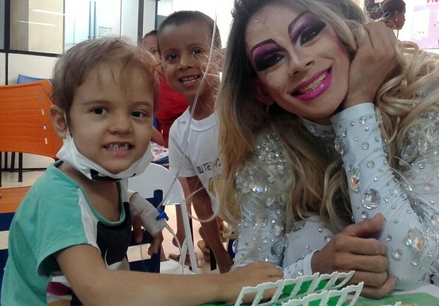  Contra o baixo astral! Drag queen leva alegra para crianças com câncer em hospital