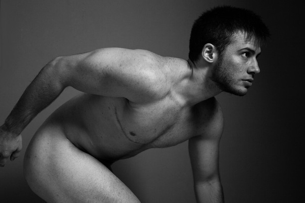 Beleza trans! Modelo Paulo Vaz fica nu para ensaio sensual