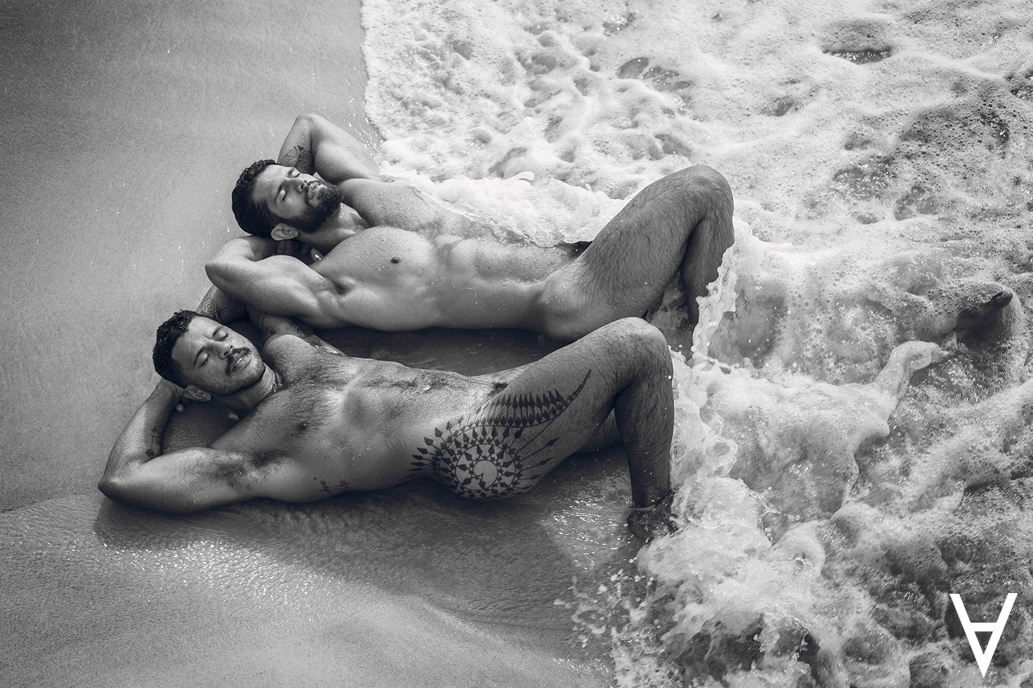 RJ: Festa Barbado clica boys magia em praia de nudismo para celebrar o Carnaval