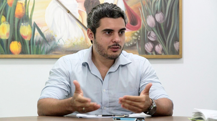 RO: Prefeito que proibiu livros didáticos com união gay é processado