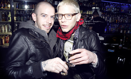 Ex-Drag Race, Sharon Neddles troca beijo com namorado durante protesto homofóbico