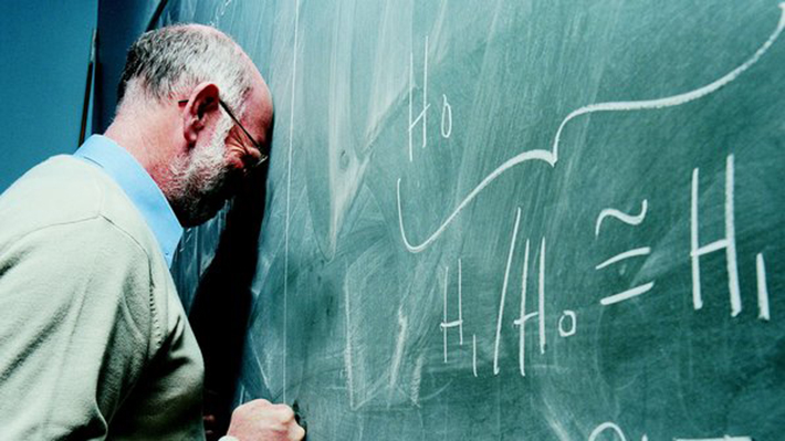 Sem querer, professor exibe pornô gay para alunos durante aula