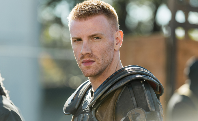 Ator de ‘The Walking Dead’ sai do armário em vídeo emocionante: “Chegou a hora”