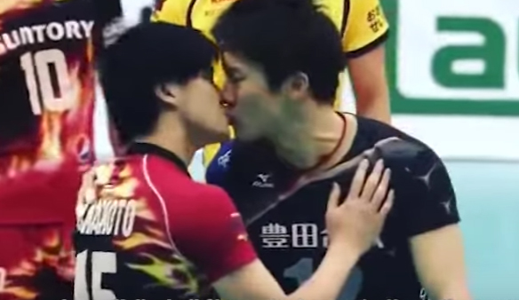 Jogadores de vôlei encerram discussão com beijo na boca