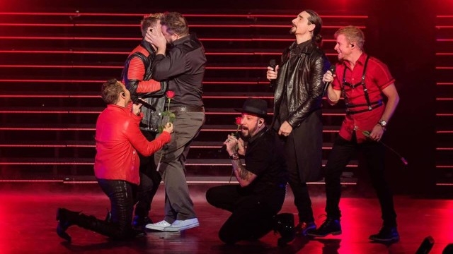  Joey Fatone, ex-N Sync, beija Nick Carter, dos Backstreet Boys, em show