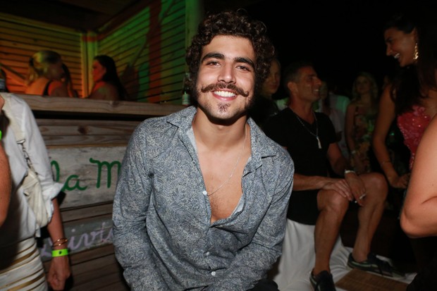 Caio Castro detona seguidor que fez comentário homofóbico em foto com amigos: “Ignorante!”