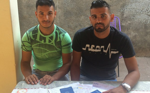 Casal gay diz não obter emprego após denunciar demissão por preconceito