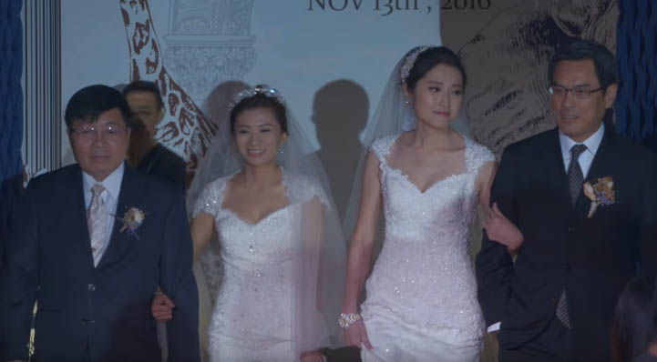 Renegada pelo pai, funcionária lésbica é levada ao altar pelo chefe