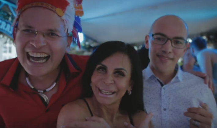 Gretchen vira convidada de honra de casamento gay em pleno carnaval paulistano