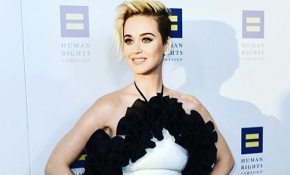  Homenageada em evento LGBT, Katy Perry faz discurso emocionante