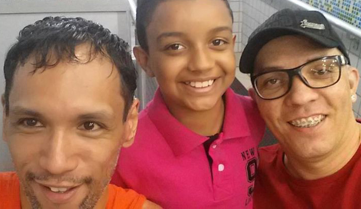 Garoto diz ser “o menino mais feliz do mundo” após ser adotado por dois pais