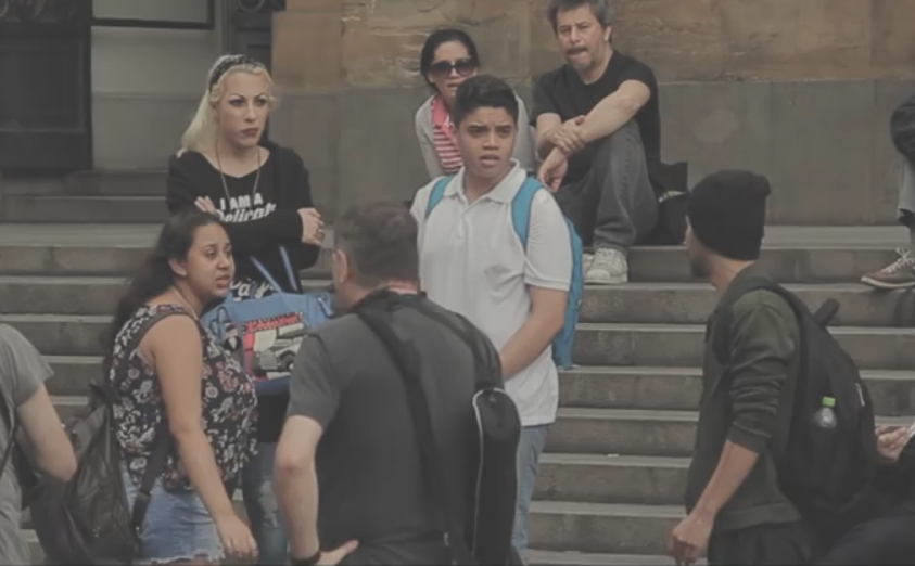 Vídeo mostra a reação das pessoas diante de um ataque transfóbico