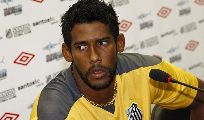 Goleiro homofóbico se irrita com pergunta e cria polêmica com “insinuação” sobre gays