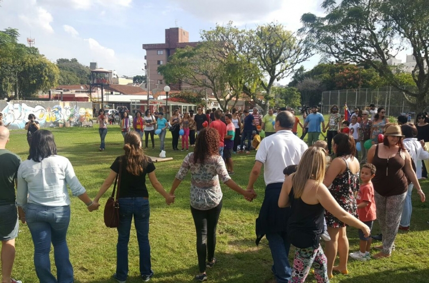  Amigos e vizinhos fazem ato em apoio a casal vítima de homofobia em Curitiba