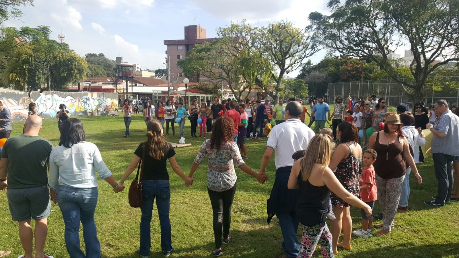 Amigos e vizinhos fazem ato em apoio a casal vítima de homofobia em Curitiba