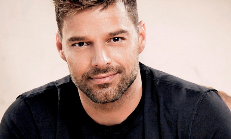 Ricky Martin conta que passou dois anos tentando sair do armário: “Medo do menosprezo”