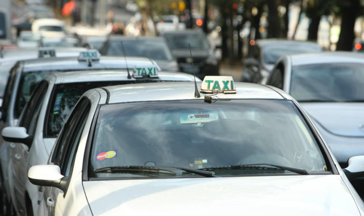 Taxista arrasta passageiro após oferecer sexo oral