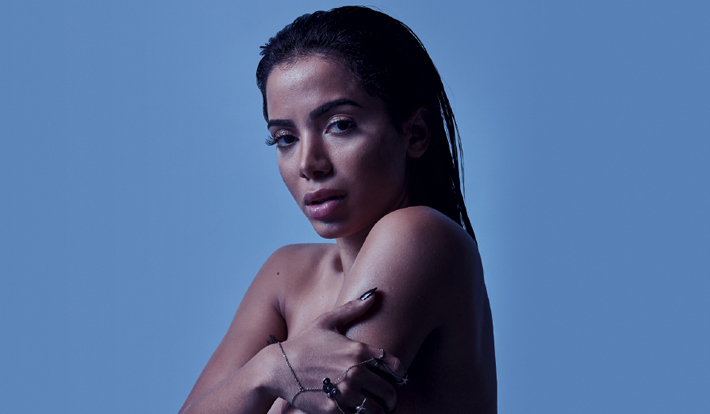 “Pra eu ser feliz, bastam meus amigos, uma penca de gays que amo”, diz Anitta