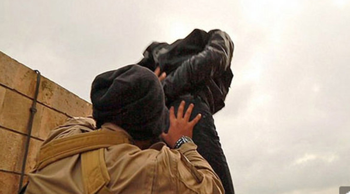 Jovem de 17 anos é atirado do 9º andar de prédio pelo próprio tio por ser gay