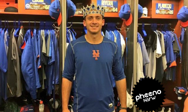 Pênis de borracha aparece em foto de time de beisebol