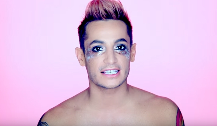  Frankie, irmão de Ariana Grande, estreia como cantor e lança clipe repleto de glitter