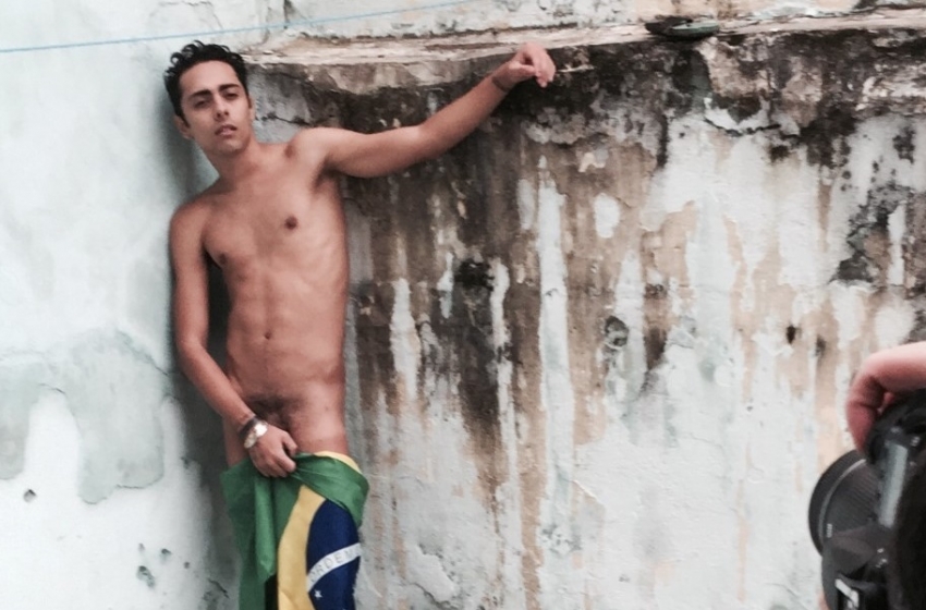  Repórter da Record posa pelado para revista gay italiana; confira