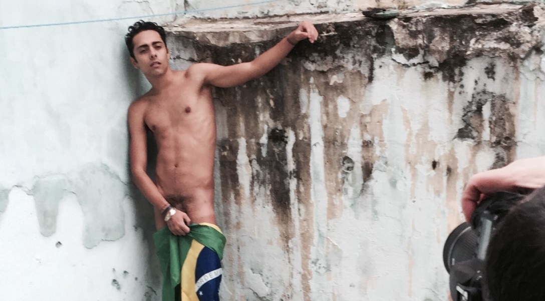 Repórter da Record posa pelado para revista gay italiana; confira