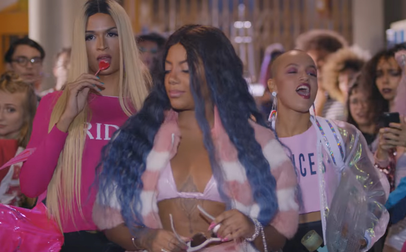 Ludmilla bagunça a zorra toda ao lado de drag queens no clipe de “Cheguei”