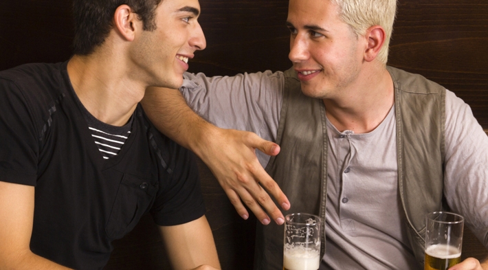  Héteros se sentem mais atraídos por homens quando bebem, diz estudo