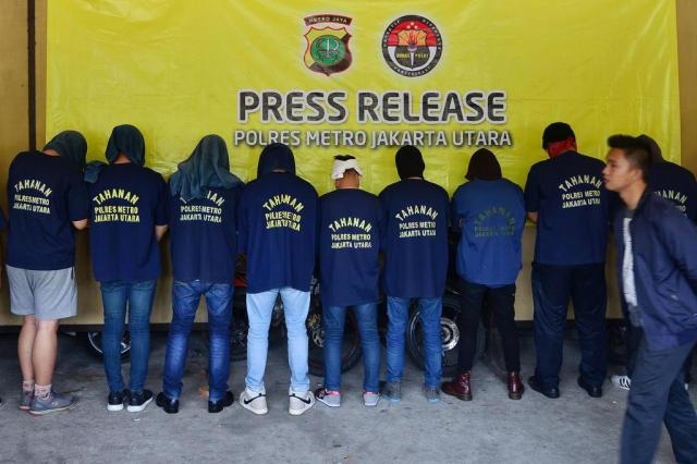  Polícia da Indonésia prende 141 participantes de suposta festa gay