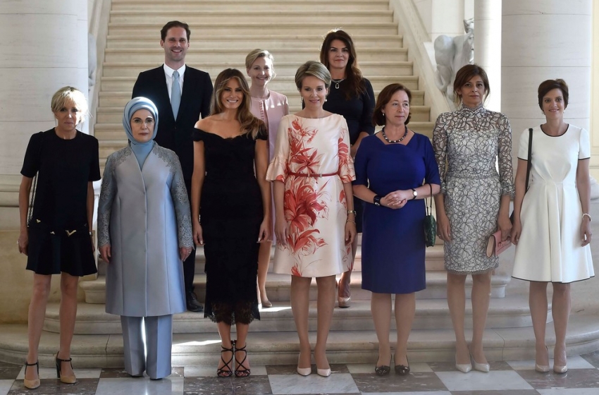  Marido de primeiro-ministro se reúne com primeiras-damas em foto da Otan