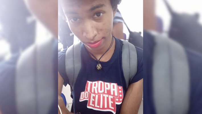 Estudantes protestam em apoio a aluno repreendido por usar batom em escola