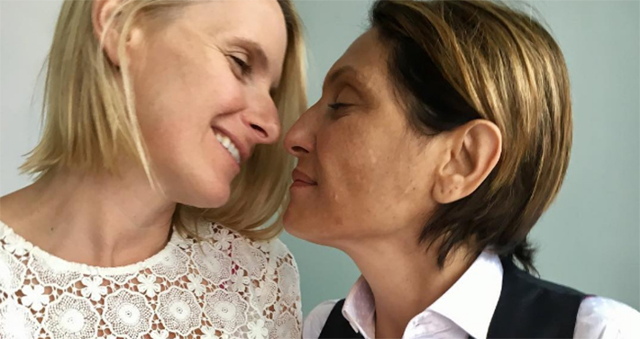 Autora de “Comer, Rezar, Amar” se casa com namorada que tem câncer terminal