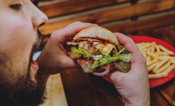 Oi?! Estudo afirma que comer muito fast-food faz a pessoa “virar gay”